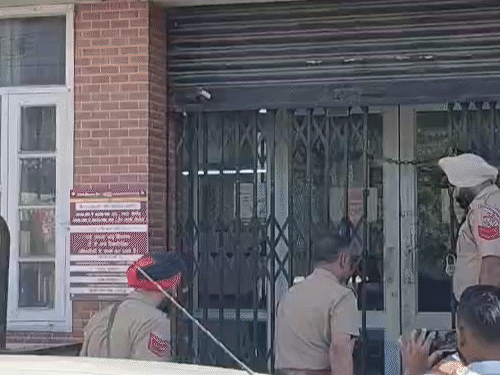 लूट की सूचना मिलते ही पुलिस बैंक में जांच करने पहुंची।