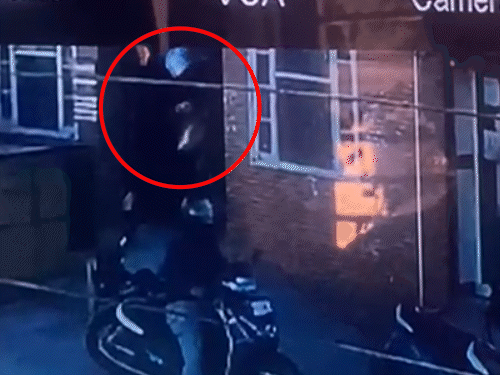 बैंक में लूट के बाद आरोपी बाहर निकलते हुए सीसीटीवी कैमरे में कैद। - Dainik Bhaskar