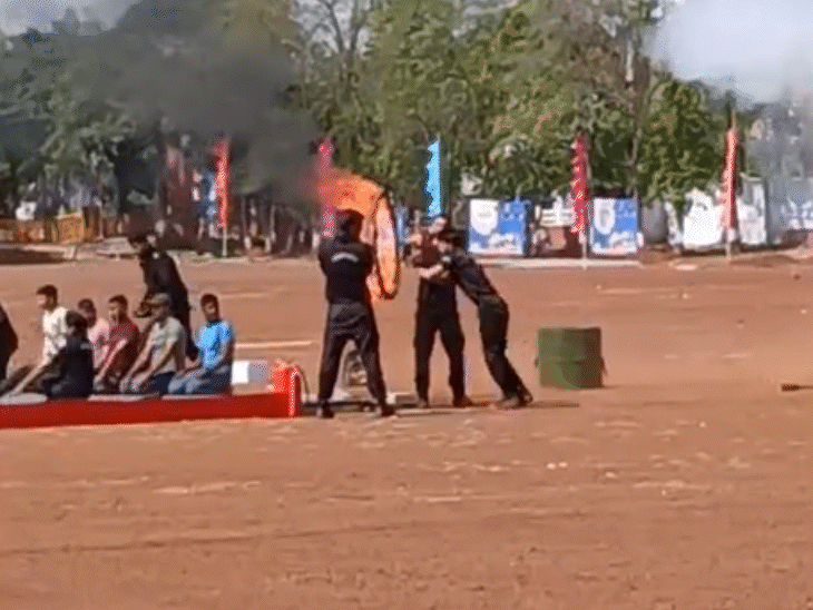 विपरीत परिस्थितियों में आम लोगों को आतंकियों से बचाते कमांडो।