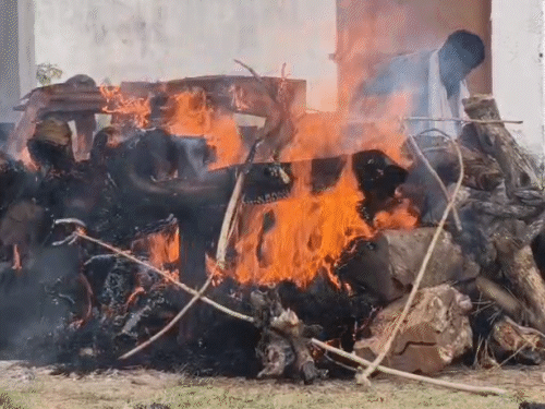 दोनों सहेलियों का अंतिम संस्कार एक ही चिता पर किया गया।