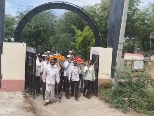 पांच घंटे के अंतराल में 2 सहलियों की मौत के बाद उनकी अर्थी भी एक साथ ही उठी।