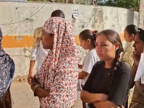 अजमेर के सम्राट पृथ्वीराज चौहान राजकीय महाविद्यालय में प्रवेश के लिए लगी अभ्यर्थियों की लाइन।