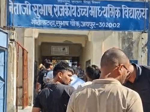 जयपुर के सुभाष चौक स्थित नेताजी सुभाष राजकीय उच्च माध्यमिक विद्यालय में कैंडिडेट्स को जांच के बाद एंट्री दी गई।