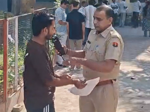 सीकर के एस के गर्ल्स कॉलेज में अभ्यर्थी के हाथ में बंधा धागा तुड़वाया गया। मेटल डिटेक्टर से जांच करने के बाद एंट्री दी गई।