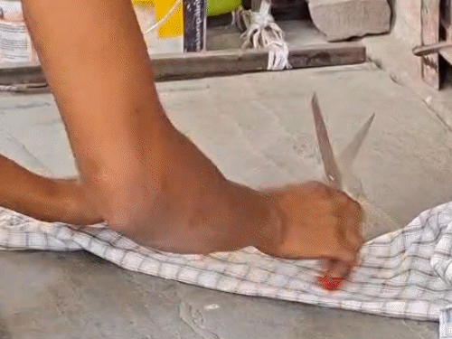 जयपुर राजकीय बालिका उच्च माध्यमिक विद्यालय गंगापोल पर फुल स्लीव्स की शर्ट पहनकर आए अभ्यर्थियों को रोक दिया। आस्तीन काटने के बाद उन्हें सेंटर पर एंट्री दी गई।