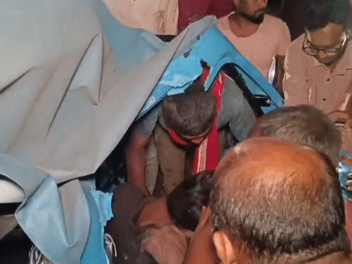 ऑटो सवार दो लोगों की मौत हो गई।