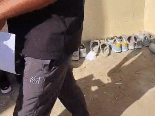 सवाई माधोपुर के 72 सीढ़ी स्कूल के एंट्री गेट के बाहर ही कैंडिडेट्स के जूते उतरवा दिए गए।