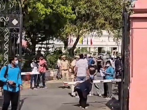 अज्ञात कार दिल्ली विधानसभा के गेट नंबर 2 को बैरियर तोड़कर अंदर घुसी। इसके बाद बाहर भी निकली। ड्राइवर कार लेकर फरार हो गया।