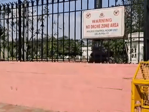 गेट नंबर 3 से वीआईपी एंट्री होती है। पुलिस अब अज्ञात कार की तलाश में जुटी है।