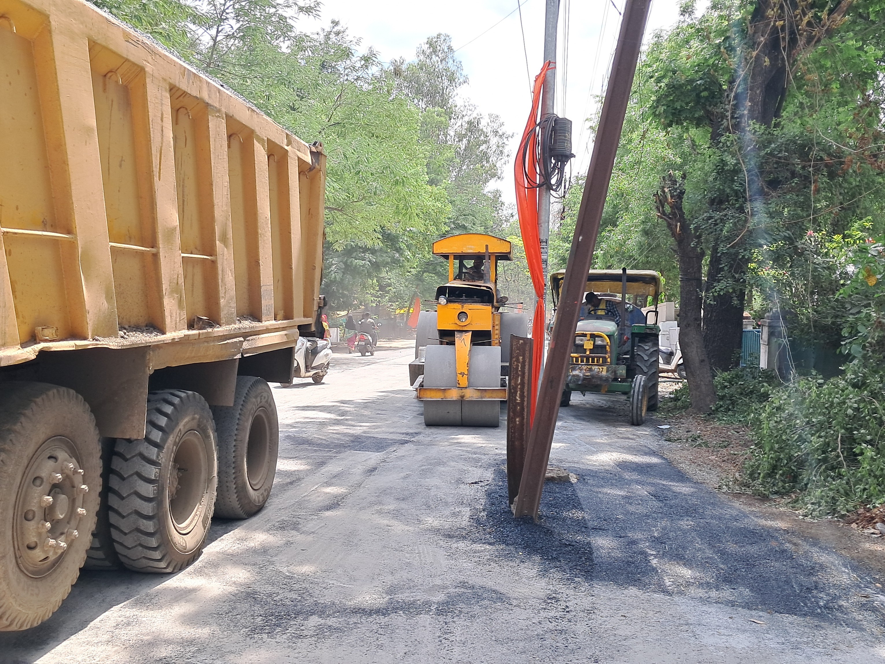 बिजली के पोल भी नहीं हटाए गए और डामर डाल दिया गया।