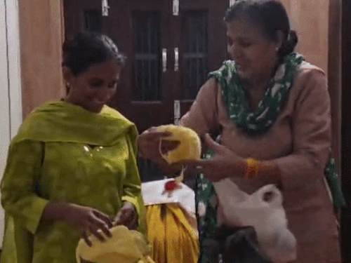 अभय की मां शीला देवी ने अपनी बहू को हाथ से बने बैग गिफ्ट किए।