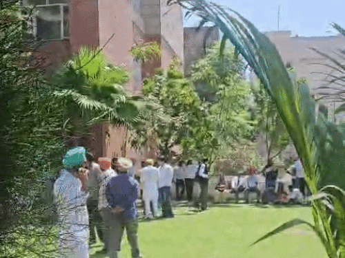 मोहाली कोर्ट को बम से उड़ाने की धमकी के बाद सभी लोगों को बाहर निकाल दिया गया।