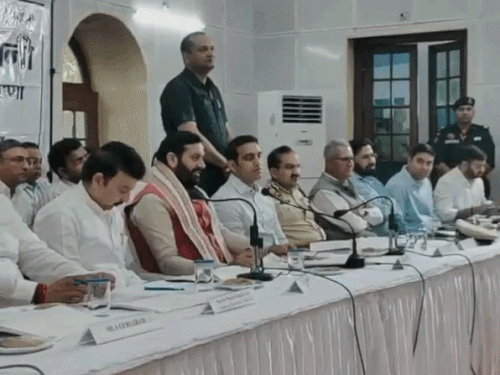 गुरुग्राम में ग्रीवेंस मीटिंग में लोगों की शिकायत सुनते मुख्यमंत्री नायब सिंह सैनी।