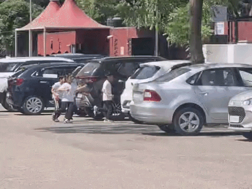 चंडीगढ़ के सेक्टर-16 स्थित गवर्नमेंट मॉडल स्कूल में धमकी भरा ईमेल आया। इसके बाद पैरेंट्स बच्चों को घर ले जाने लगे।