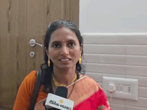 शादी के बारे में जानकारी देते अभय सिंह उर्फ IITian बाबा और उनकी पत्नी प्रतीका। - Dainik Bhaskar