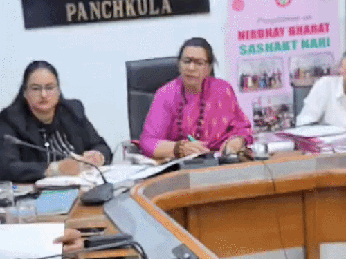 महिला आयोग चेयरमैन रेनू भाटिया के निर्देश पर पीड़िता को फोन करते हुए पुलिस अधिकारी।