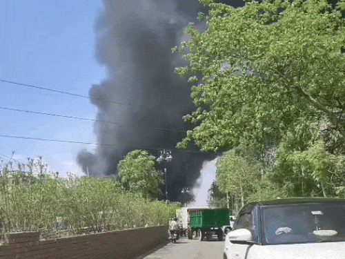 गुरुग्राम में फायर ब्रिगेड की आग की लपटें और काला धुआं दूर तक देखा गया।