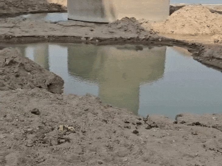 रेत माफिया ने पिलर के नीचे रेत खनन कर लिया, जिससे यहां गहरे गड्ढे हो गए।