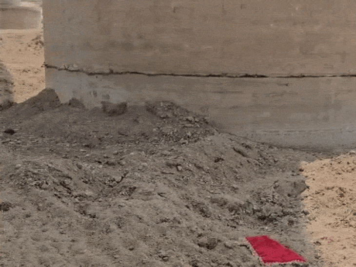 पिलर के नीचे हुए अवैध खनन की वजह से ये कमजोर होते जा रहे हैं।