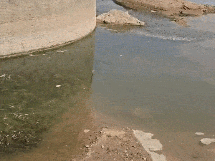 ब्रिज को मजबूती देने वाले पिलर के आसपास खुदाई तेजी से चल रही है।