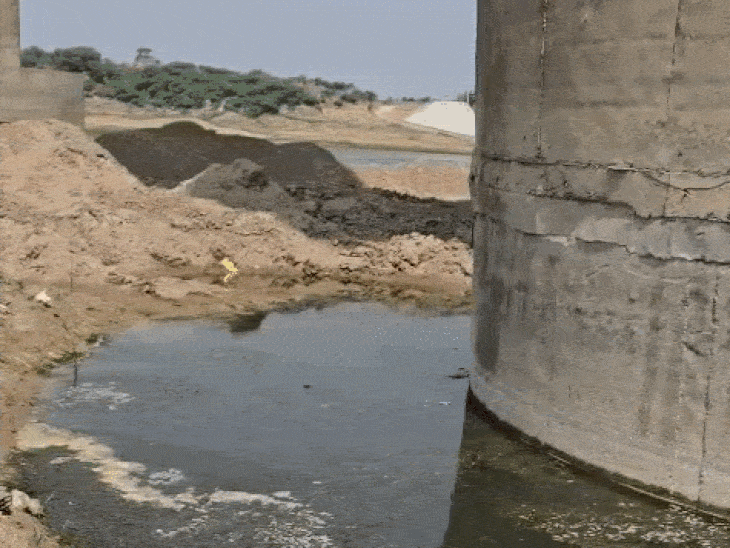 पिलर के आसपास करीब 20 से 50 फीट तक खुदाई की जा चुकी है।