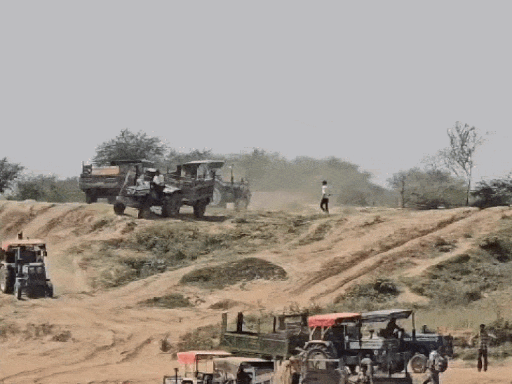 रेत और ट्रॉलियों में रेत भरकर भेजी जाती है।