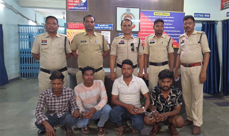 पुलिस ने गैंगरेप के 4 आरोपियों को गिरफ्तार कर लिया है। एक की तलाश जारी है।