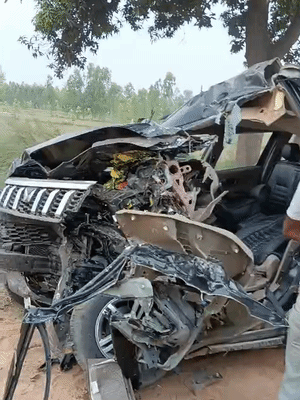 टैंकर से टकराने के बाद बॉलेरो पूरी तरह क्षतिग्रस्त हो गई। उसमें सवार लोगों को बाहर निकालने के लिए गाड़ी को काटना पड़ा।