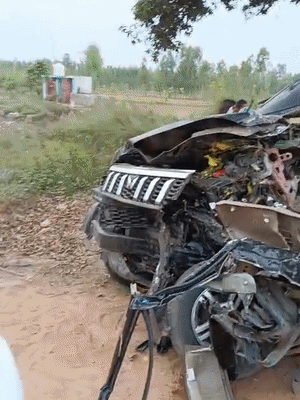 क्रेन की मदद से बॉलेरो को सड़क से हटाकर किनारे किया गया।