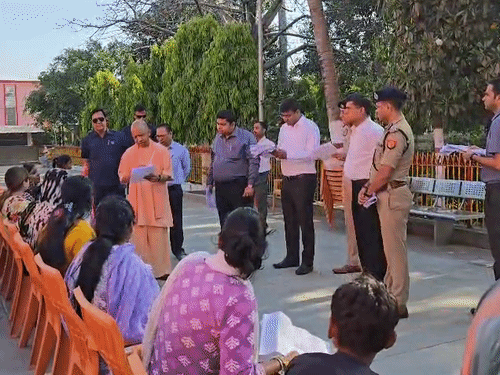 सीएम ने अधिकारियों को निर्देश दिया कि लोगों की समस्याओं का त्वरित निराकरण कराया जाए।