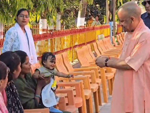 फरियादियों के साथ आए बच्चों को सीएम ने चॉकलेट देकर दुलारा।