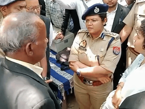 कचहरी परिसर में गोली मारने की वारदात की सूचना मिलते ही डीएम दुर्गा शक्ति नागपाल -एसपी डॉ.ख्याति गर्ग मौके पर पहुंचे।