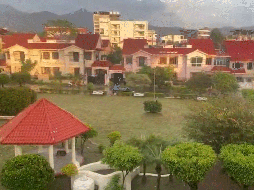 उत्तराखंड के देहरादून में सोमवार दोपहर तेज बारिश हुई।