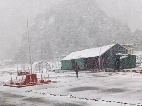 उत्तराखंड के पिथौरागढ़ के गुंजी में लगातार तीसरे दिन बर्फबारी हुई। केदारनाथ में भी बर्फबारी हुई।