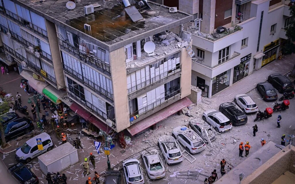 रमत गन शहर में मिसाइल हमले की वजह से कई कारें बुरी तरह डैमेज हो गईं।