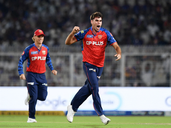 जेवियर बार्टलेट ने अपने पहले ओवर में दो विकेट झटके।