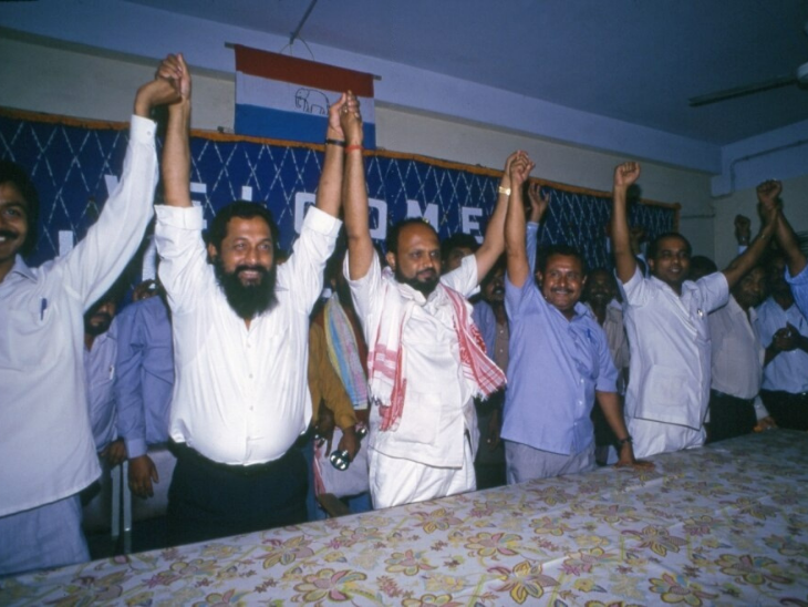 1996 का चुनाव जीतने के बाद जश्न मनाते AGP के प्रफुल्ल कुमार महंत और अन्य नेता।