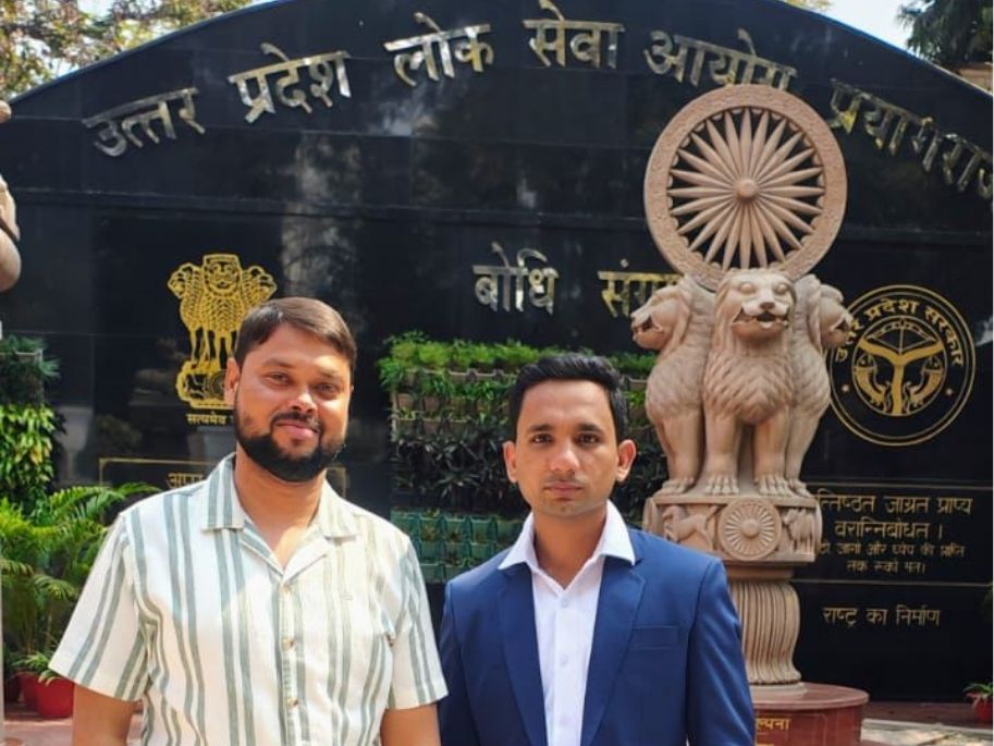 इस तस्वीर के सोशल मीडिया पर वायरल होने के बाद यह अफवाह फैली थी कि आलोक मौर्या एसडीएम बन गए हैं।