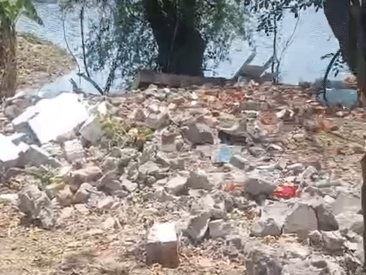 अब तक कई निर्माण तोड़े गए हैं।