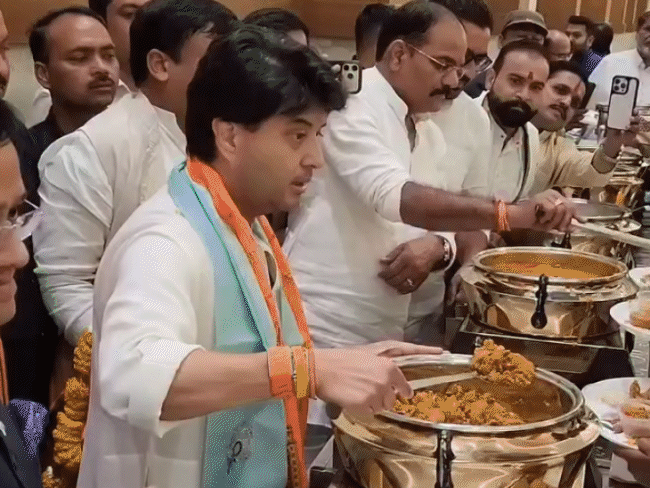 ज्योतिरादित्य सिंधिया के कार्यक्रम में उनके वहां से जाते ही लोग खाने पर टूट पड़े।