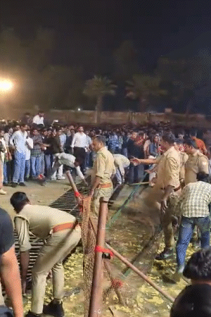 बरेली में पंजाबी सिंगर सुनंदा शर्मा के शो में हंगामा, छात्रों ने बैरिकेडिंग तोड़ी; पुलिस ने खदेड़ा