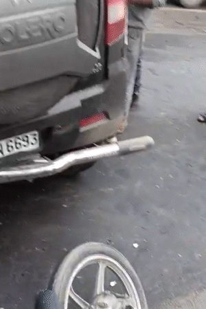 टैंकर से टकराई बॉलेरो में पीछे से आ रही बाइक भी जा घुसी। बाइक सवार दो लोगों की मौत हो गई।