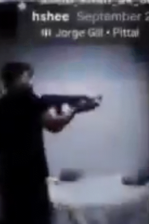 वीडियो कॉल के दौरान संदिग्ध आतंकी AK-47 का प्रदर्शन करता नजर आया। वह उसे चलाने का तरीका भी समझा रहा था।