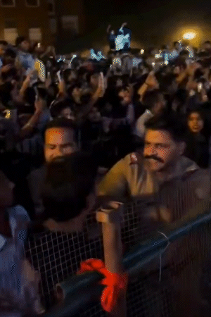 बरेली में पंजाबी सिंगर सुनंदा शर्मा के शो में हंगामा, छात्रों ने बैरिकेडिंग तोड़ी; पुलिस ने खदेड़ा