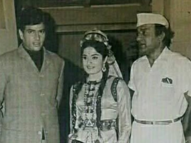 वी.शांताराम और उनकी बेटी राजश्री के साथ जीतेंद्र की तस्वीर।