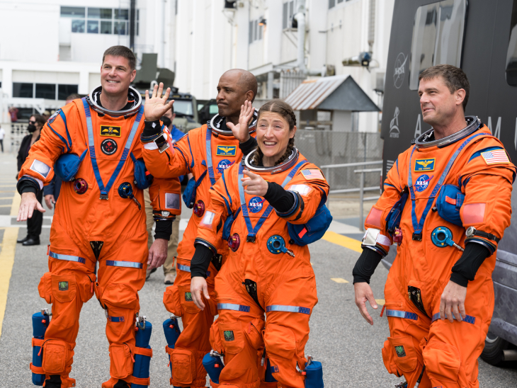 दाईं से बाईं ओर, नासा के एस्ट्रोनॉट और कमांडर रीड वाइसमैन, मिशन स्पेशलिस्ट क्रिस्टीना कोच, पायलट विक्टर ग्लोवर और कनाडाई स्पेस एजेंसी (CSA) के मिशन स्पेशलिस्ट जेरेमी हैनसन।