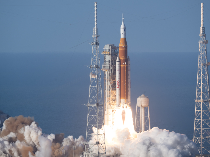 नासा का स्पेस लॉन्च सिस्टम (SLS) रॉकेट ओरियन स्पेसक्राफ्ट को लेकर बुधवार, 1 अप्रैल 2026 को फ्लोरिडा के केनेडी स्पेस सेंटर के लॉन्च कॉम्प्लेक्स 39B से रवाना हुआ।