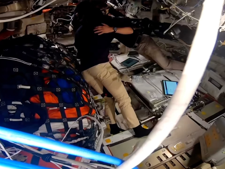 पृथ्वी से सबसे ज्यादा दूरी तक जाने का रिकॉर्ड टूटते ही एक-दूसरे के गले लगे एस्ट्रोनॉट्स।