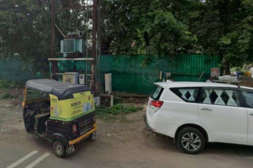 स्टोर रूम मंत्री के बंगले के साइड में बना है।