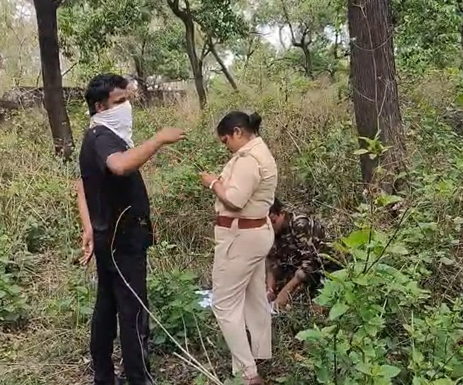 घटनास्थल पर जांच करती पुलिस।